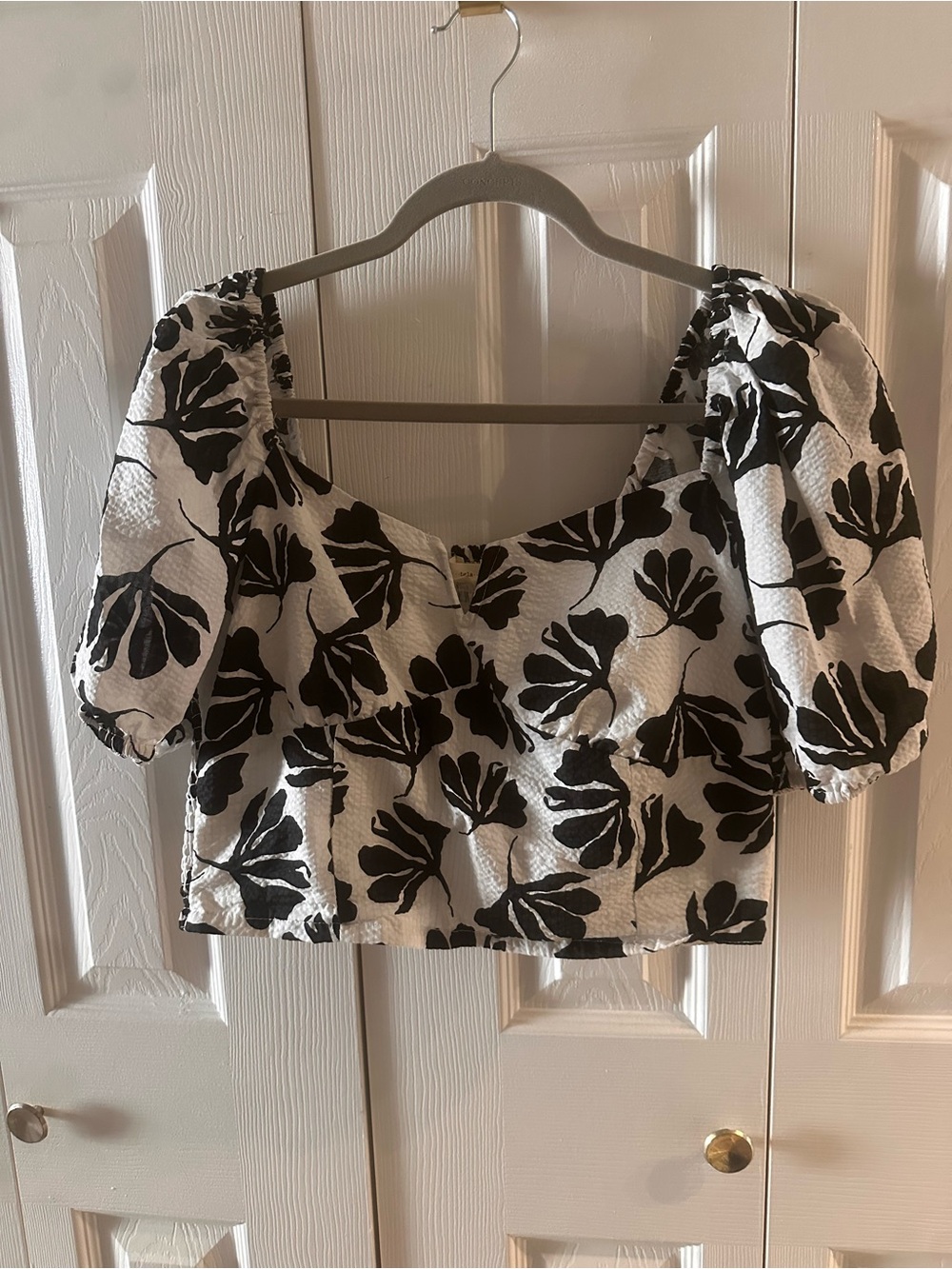 Black & White Floral Square-Neck Puff Sleeve Crop Top